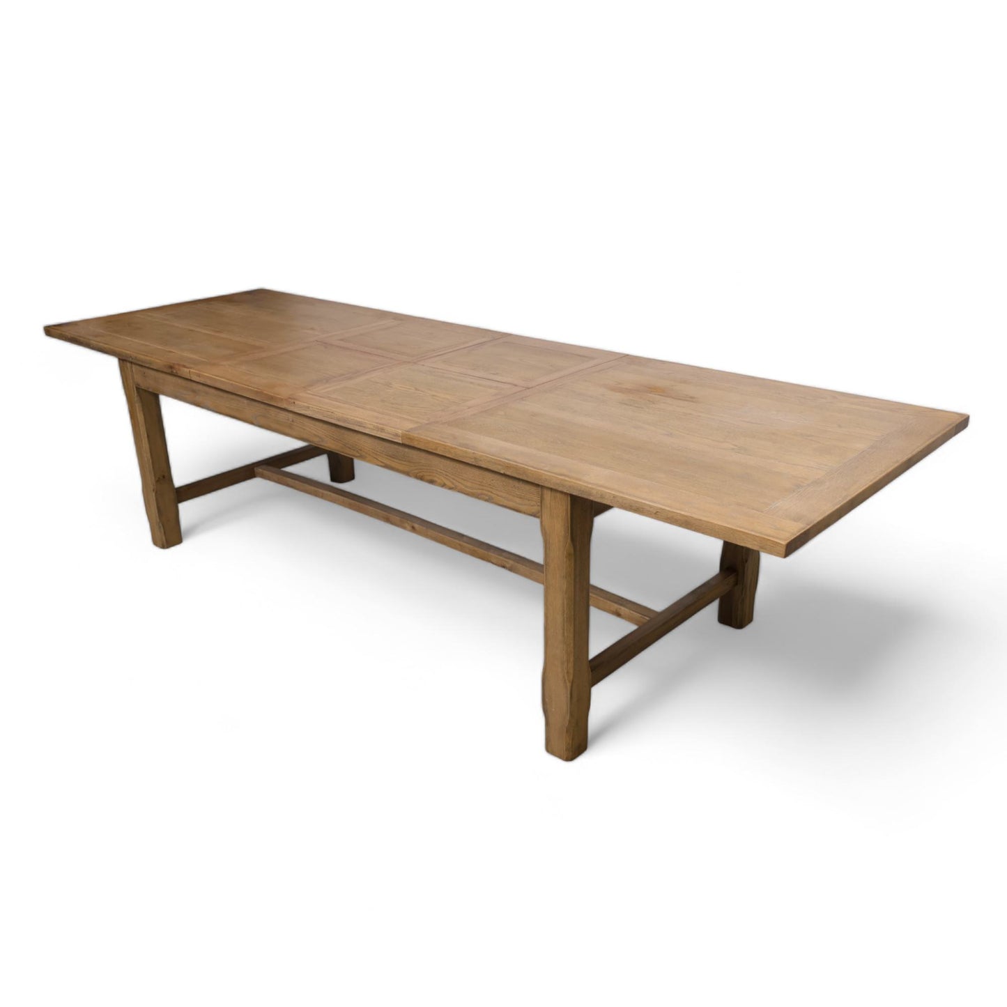 Stort spisebord i gråvasket eik med to ileggsplater