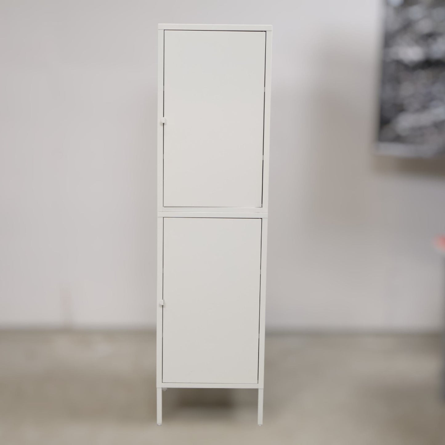 Hvitt skap i metall med to dører