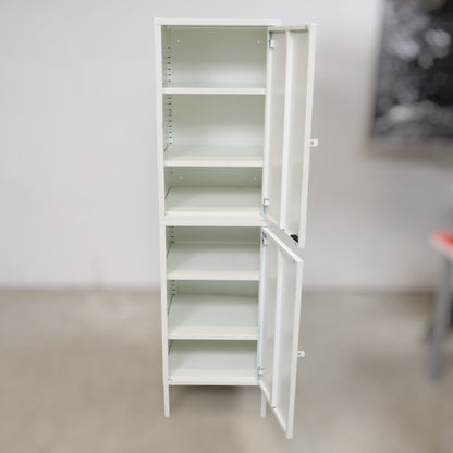 Hvitt skap i metall med to dører