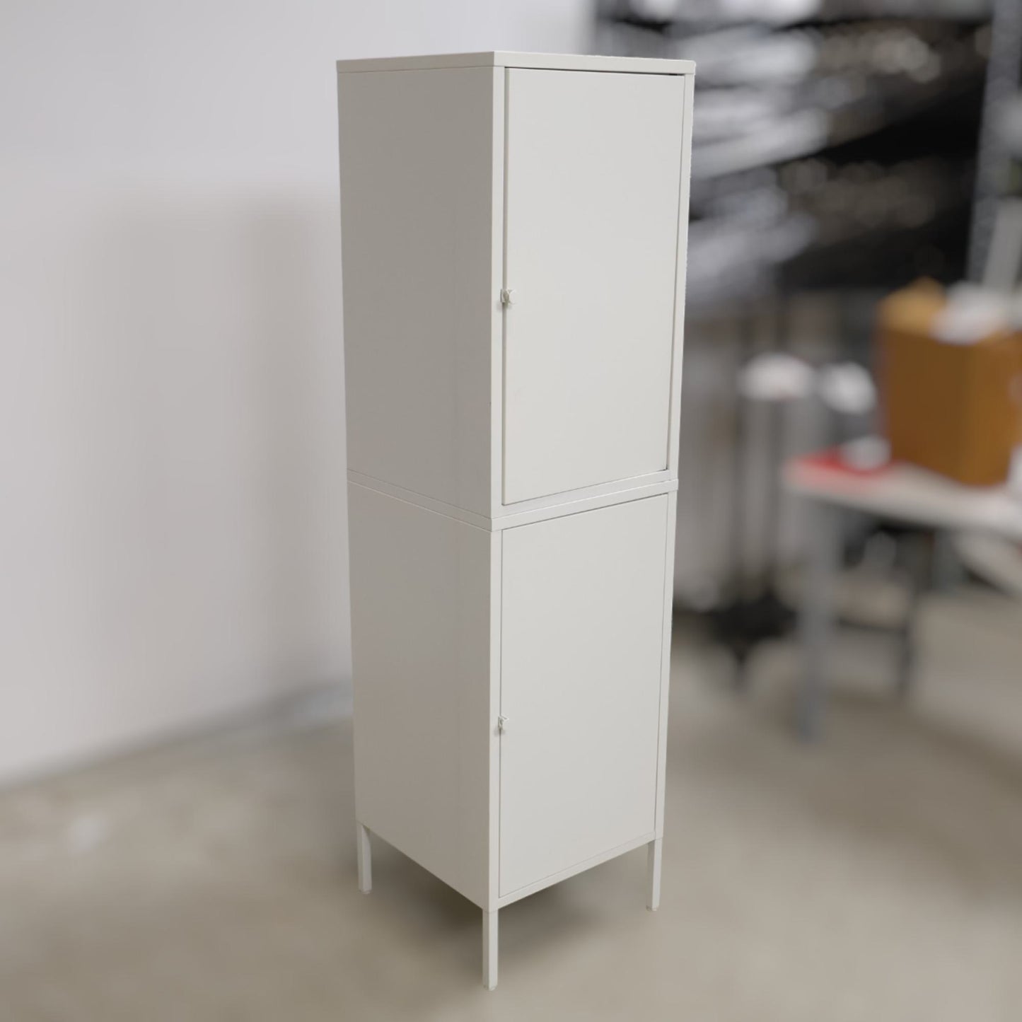 Hvitt skap i metall med to dører