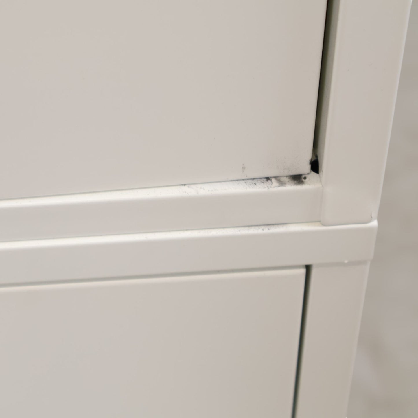 Hvitt skap i metall med to dører