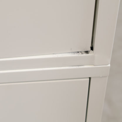 Hvitt skap i metall med to dører