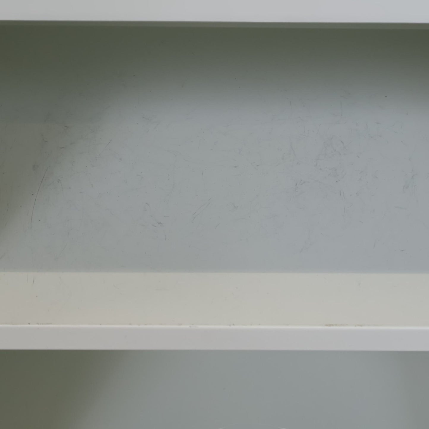 Hvitt skap i metall med to dører