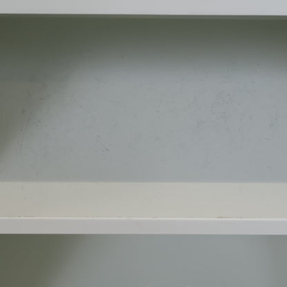 Hvitt skap i metall med to dører