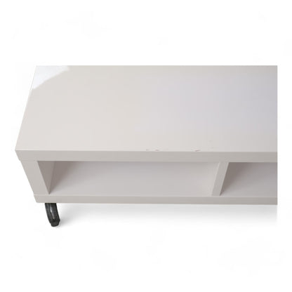 Hvit TV-benk på hjul
