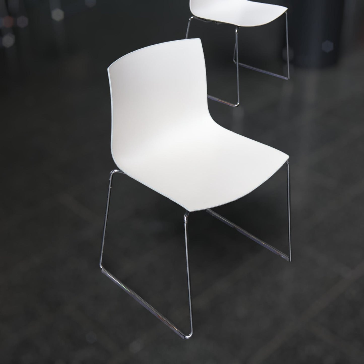 Møtestoler med blå rygg fra Arper