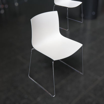 Møtestoler med blå rygg fra Arper