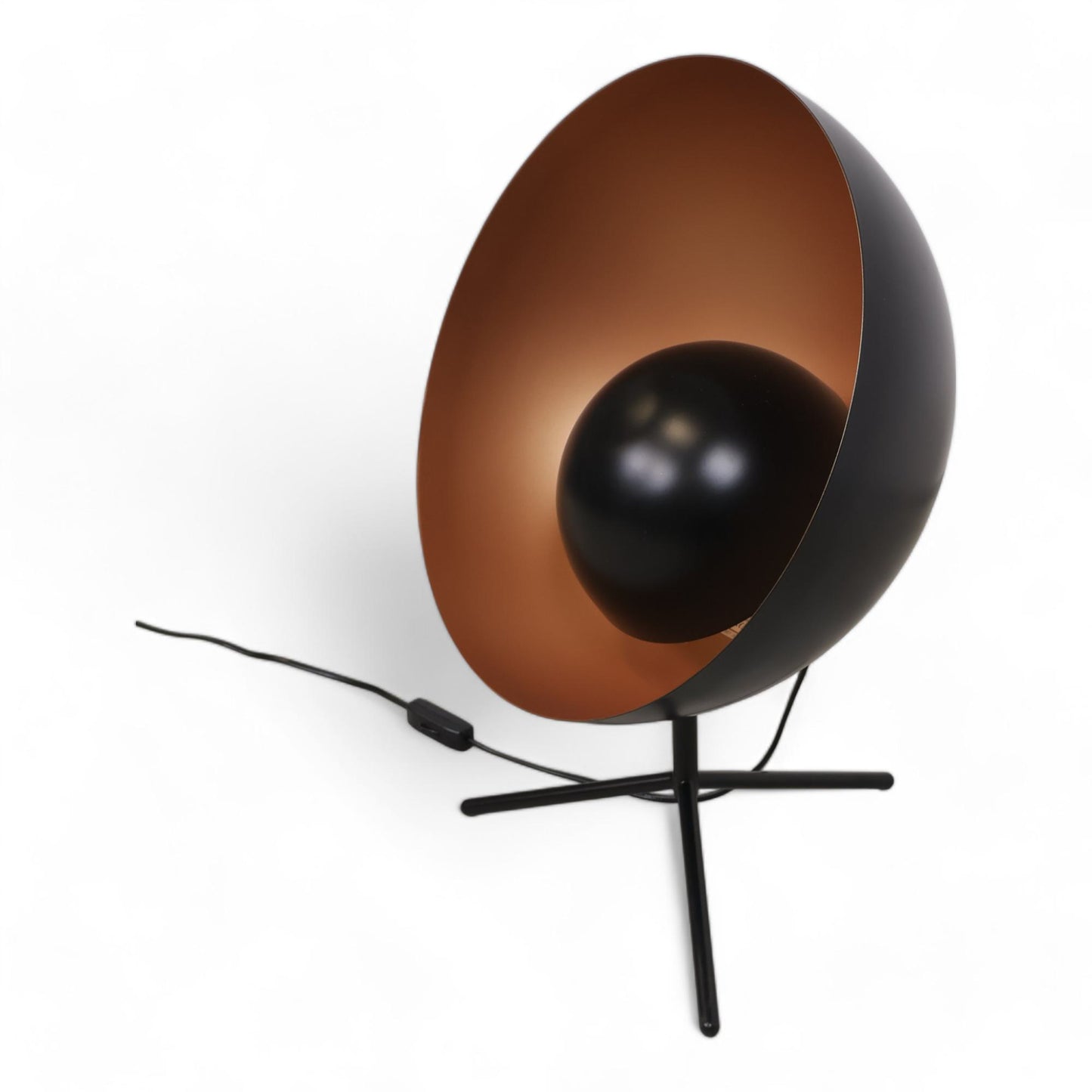 Utmerket tilstand | Moderne sort og kobberfarget lampe fra Frandsen