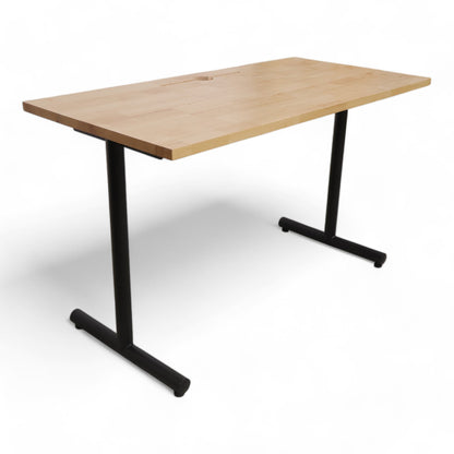 Skrivebord i tre med sorte metallben, 122x60 cm