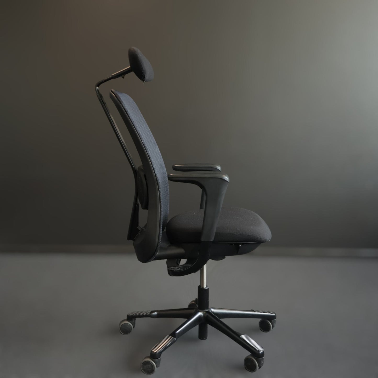 Nyrenset | HÅG SoFi Mesh 7500 kontorstol med armlene og hodehviler