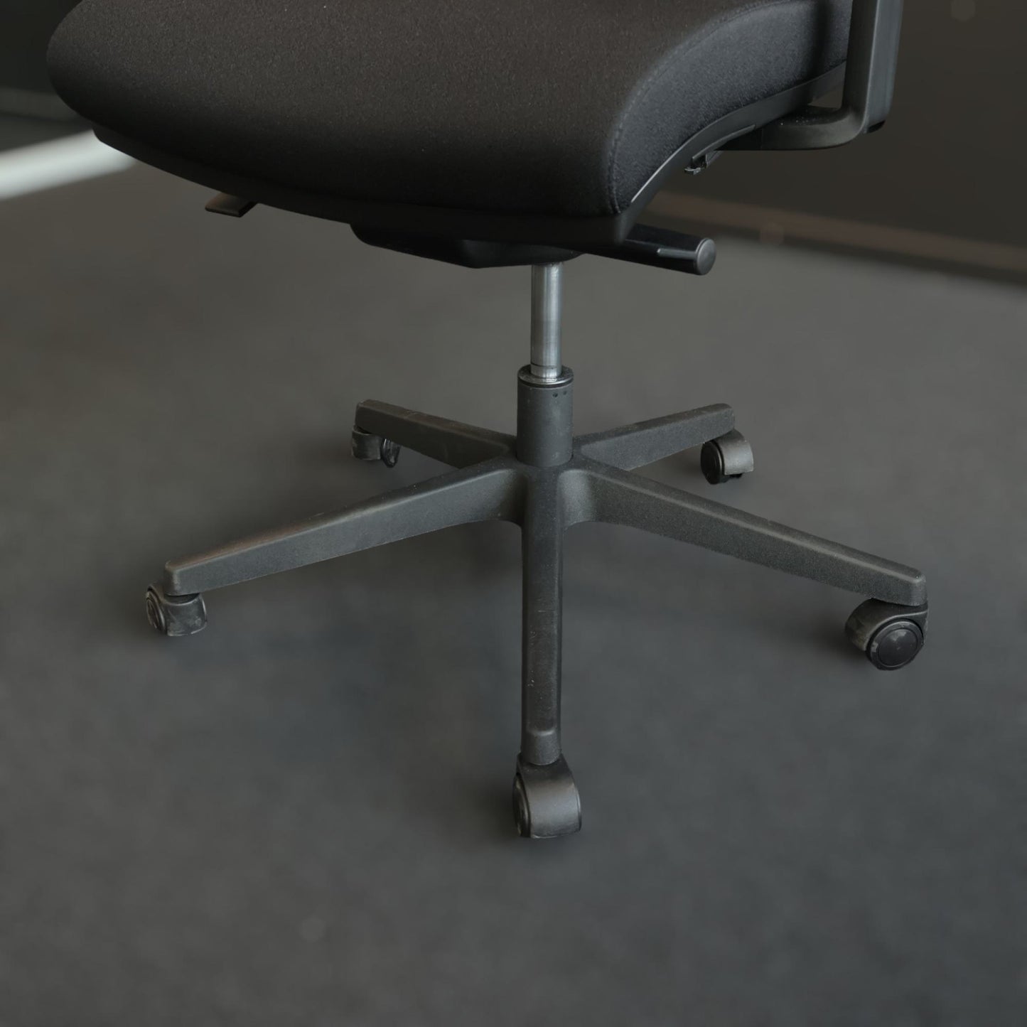 Nyrenset | HÅG SoFi Mesh 7500 kontorstol med armlene og hodehviler