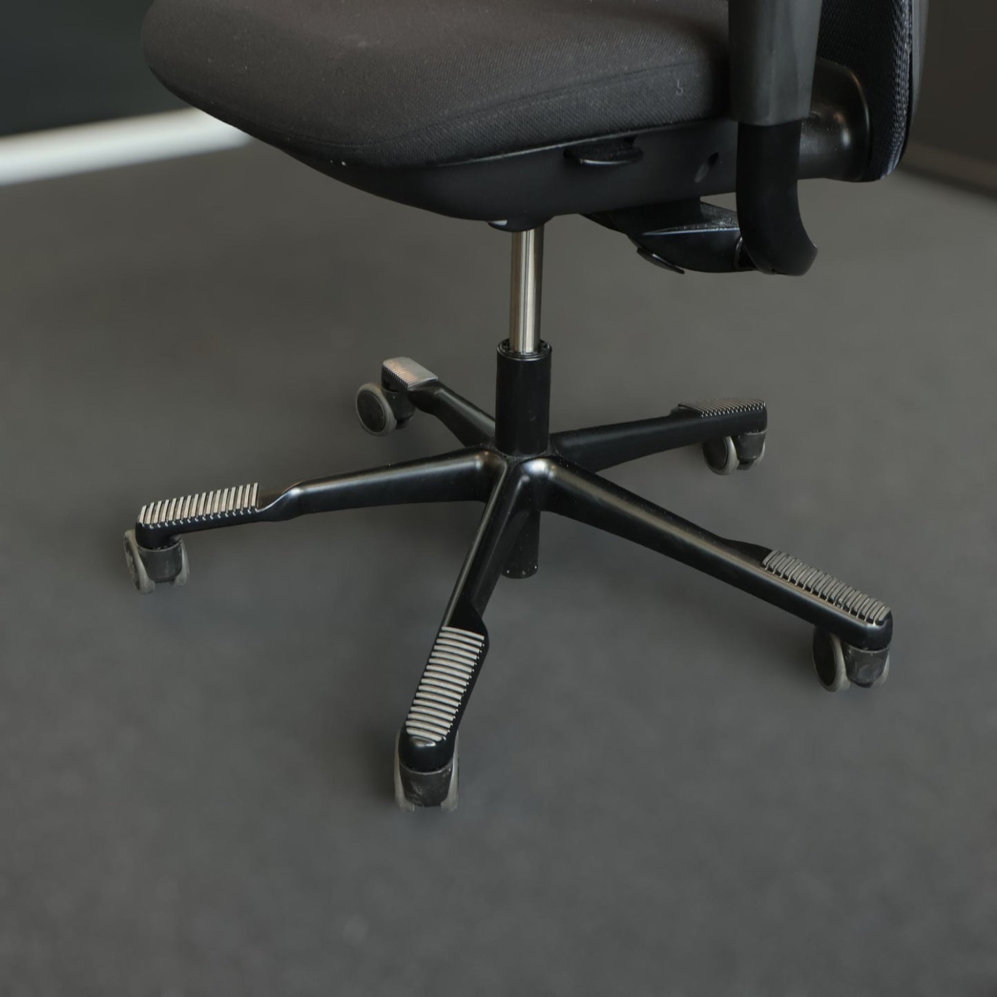 Nyrenset | HÅG SoFi Mesh 7500 kontorstol med armlene og hodehviler