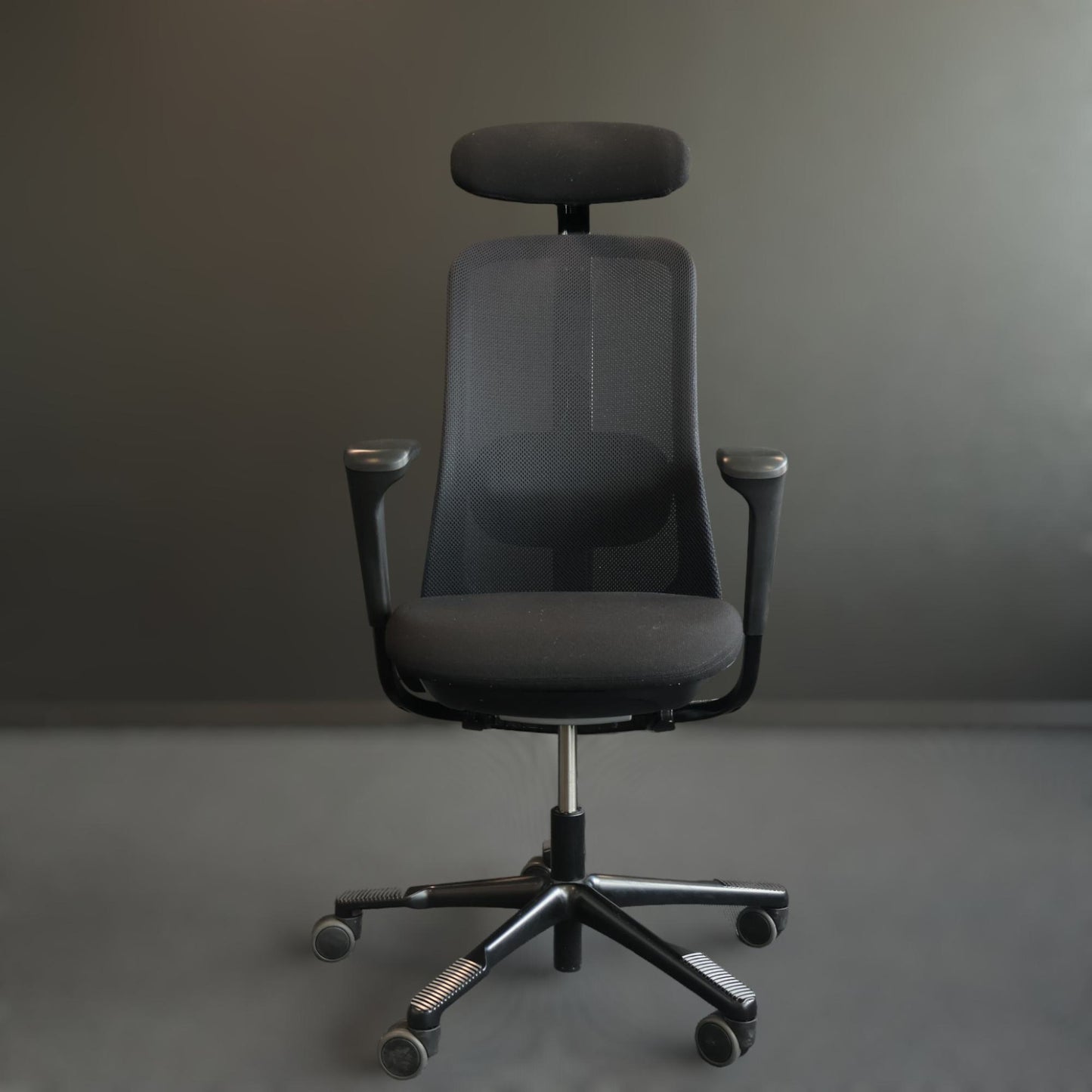 Nyrenset | HÅG SoFi Mesh 7500 kontorstol med armlene og hodehviler