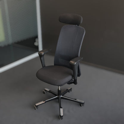 Nyrenset | HÅG SoFi Mesh 7500 kontorstol med armlene og hodehviler