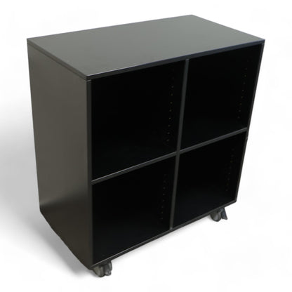 Lav hylle med skap fra Cube Design i sort