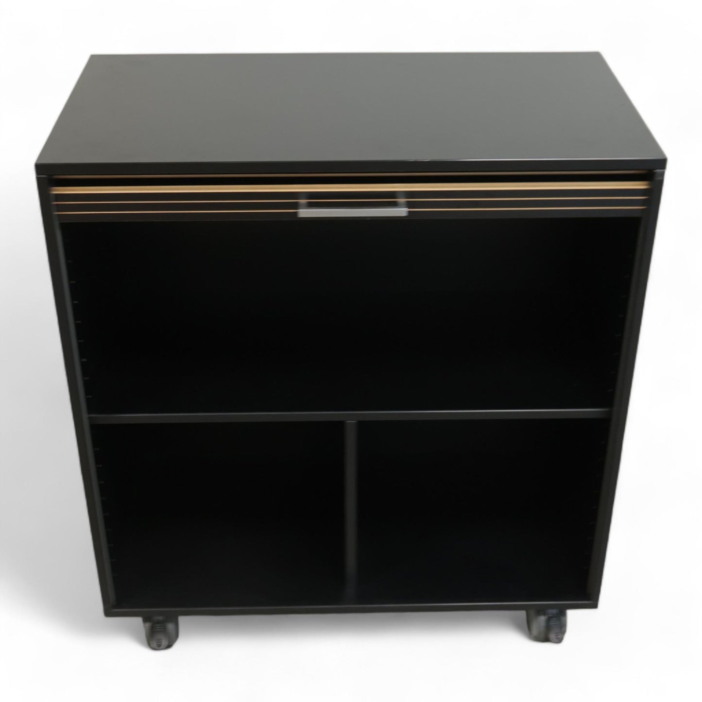 Lav hylle med skap fra Cube Design i sort