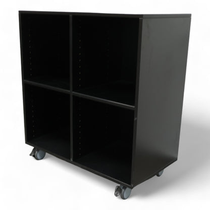 Lav hylle med skap fra Cube Design i sort