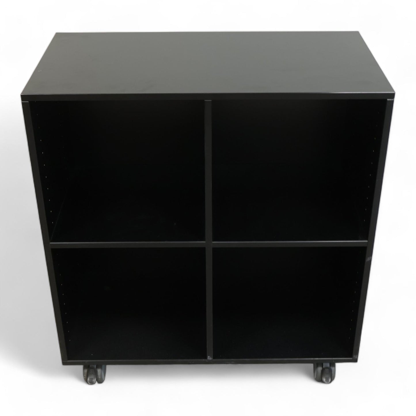 Lav hylle med skap fra Cube Design i sort