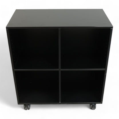 Lav hylle med skap fra Cube Design i sort