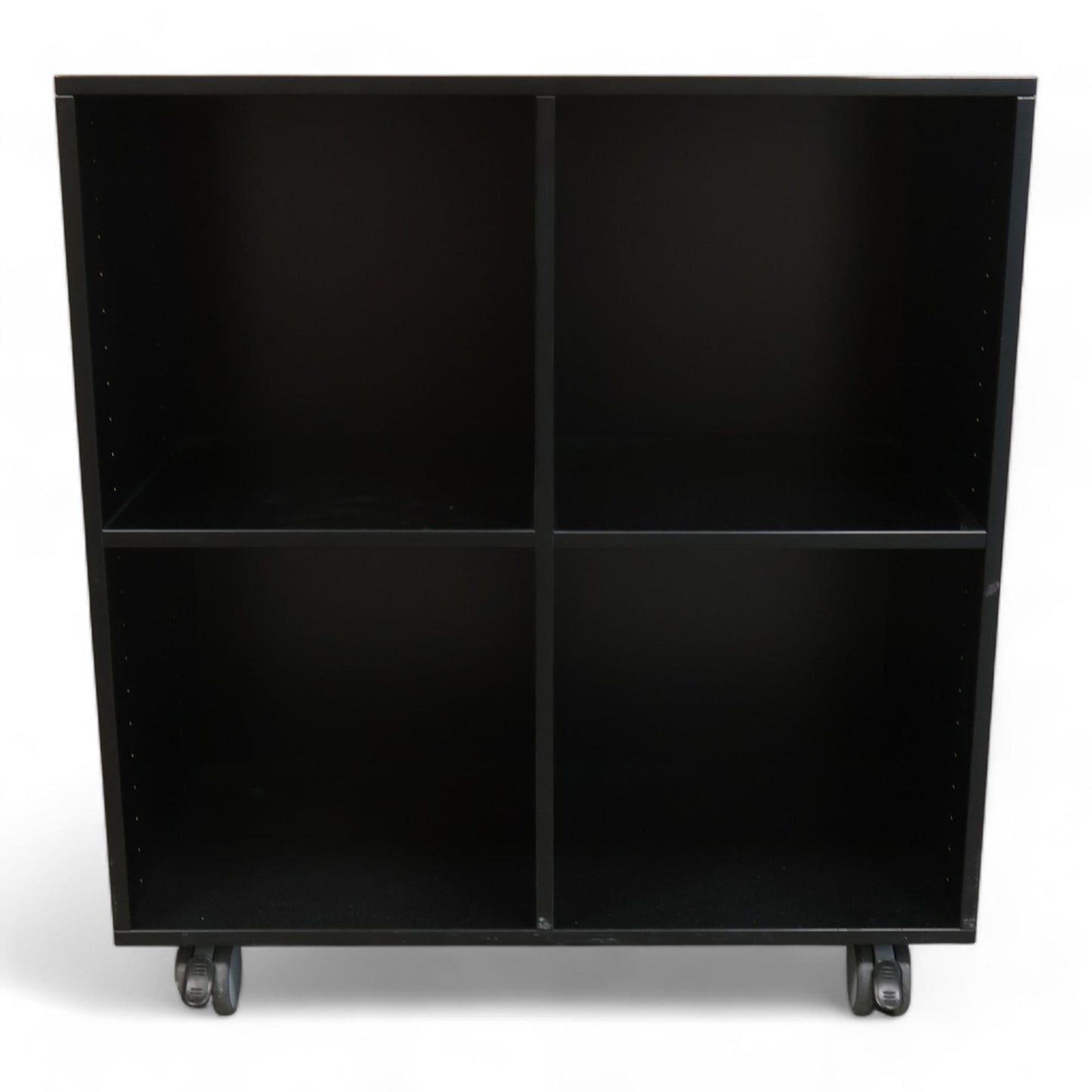 Lav hylle med skap fra Cube Design i sort