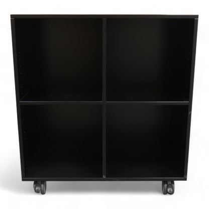 Lav hylle med skap fra Cube Design i sort