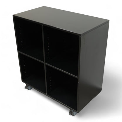 Lav hylle med skap fra Cube Design i sort