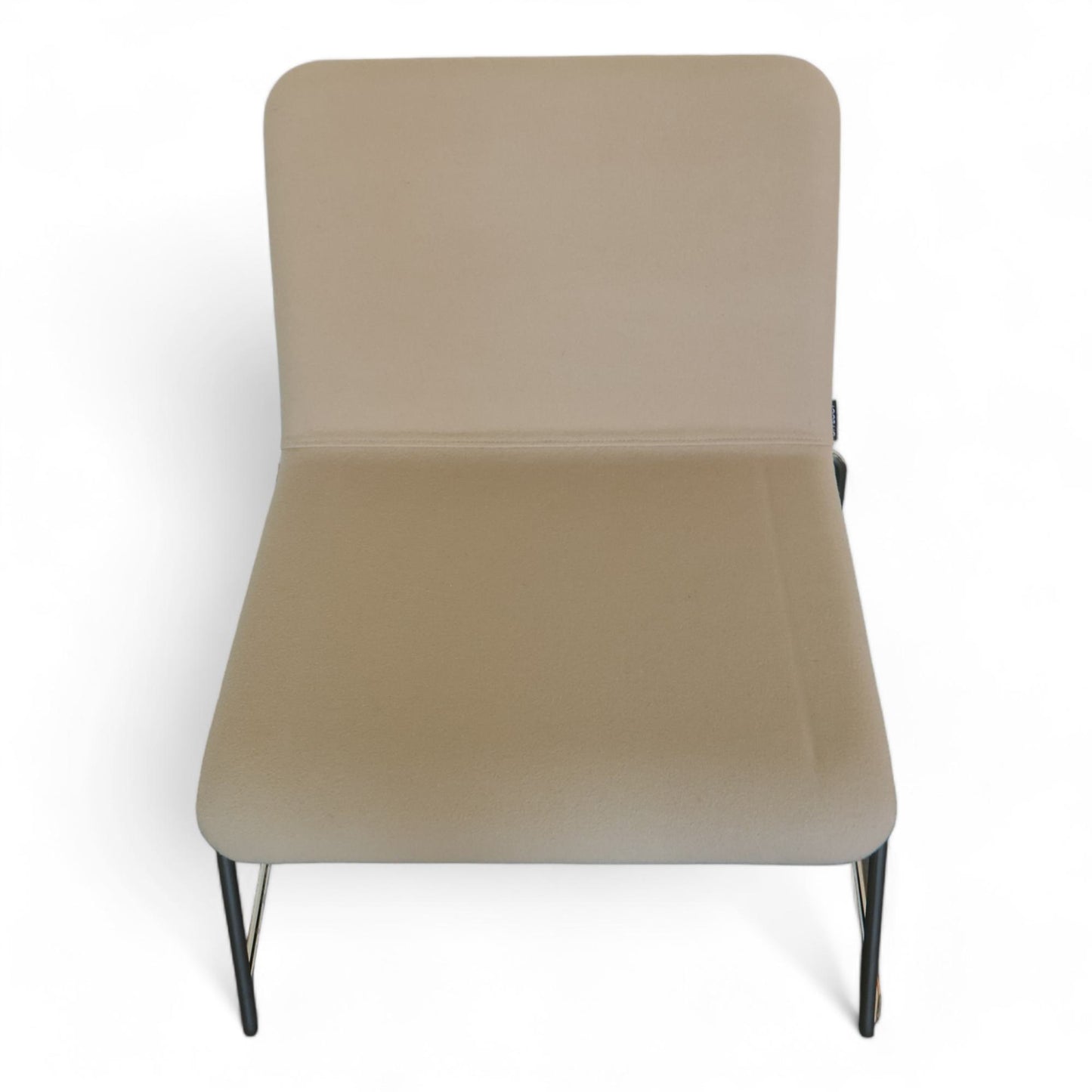 Offecct loungestol med lav rygg i lys grå/beige tekstil