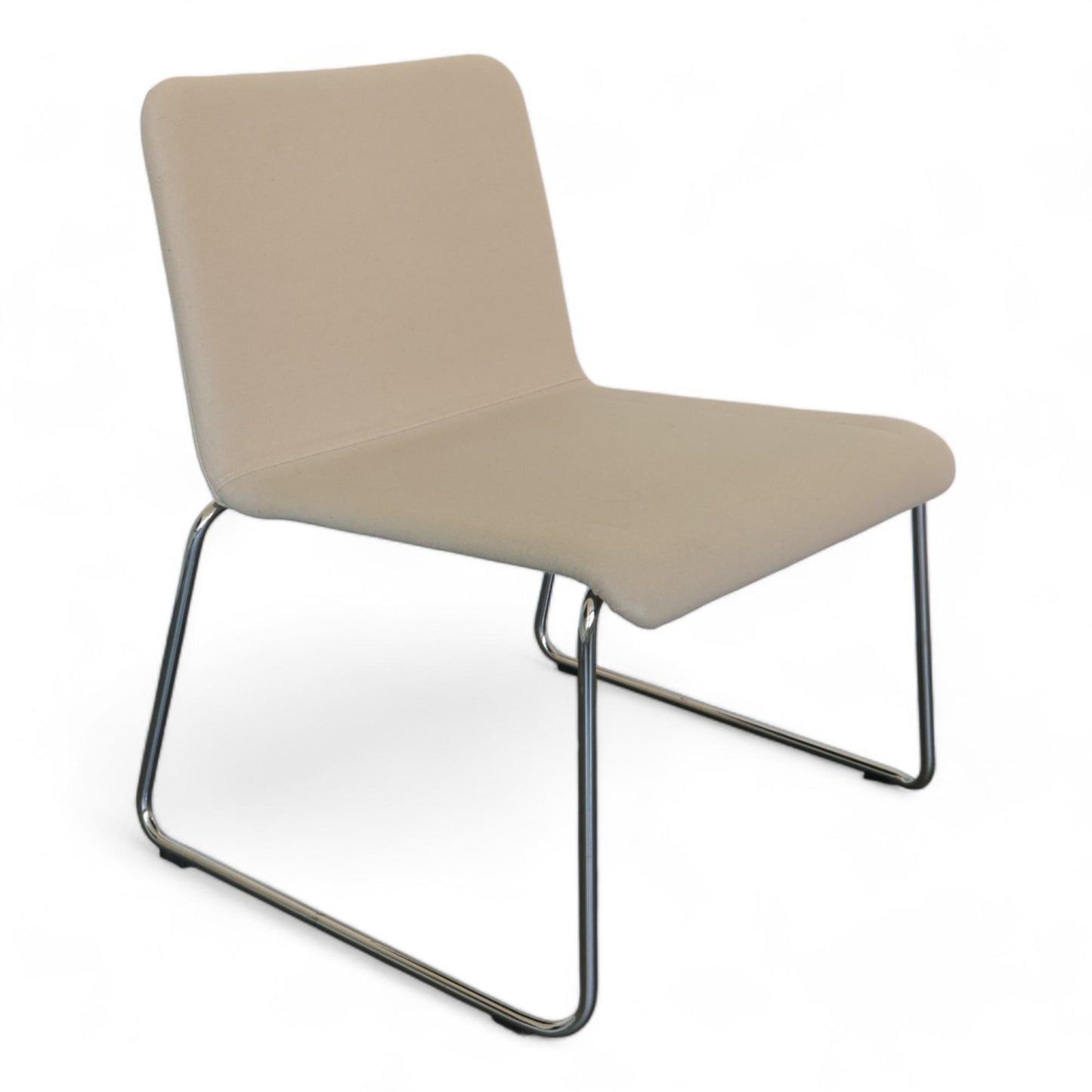 Offecct loungestol med lav rygg i lys grå/beige tekstil