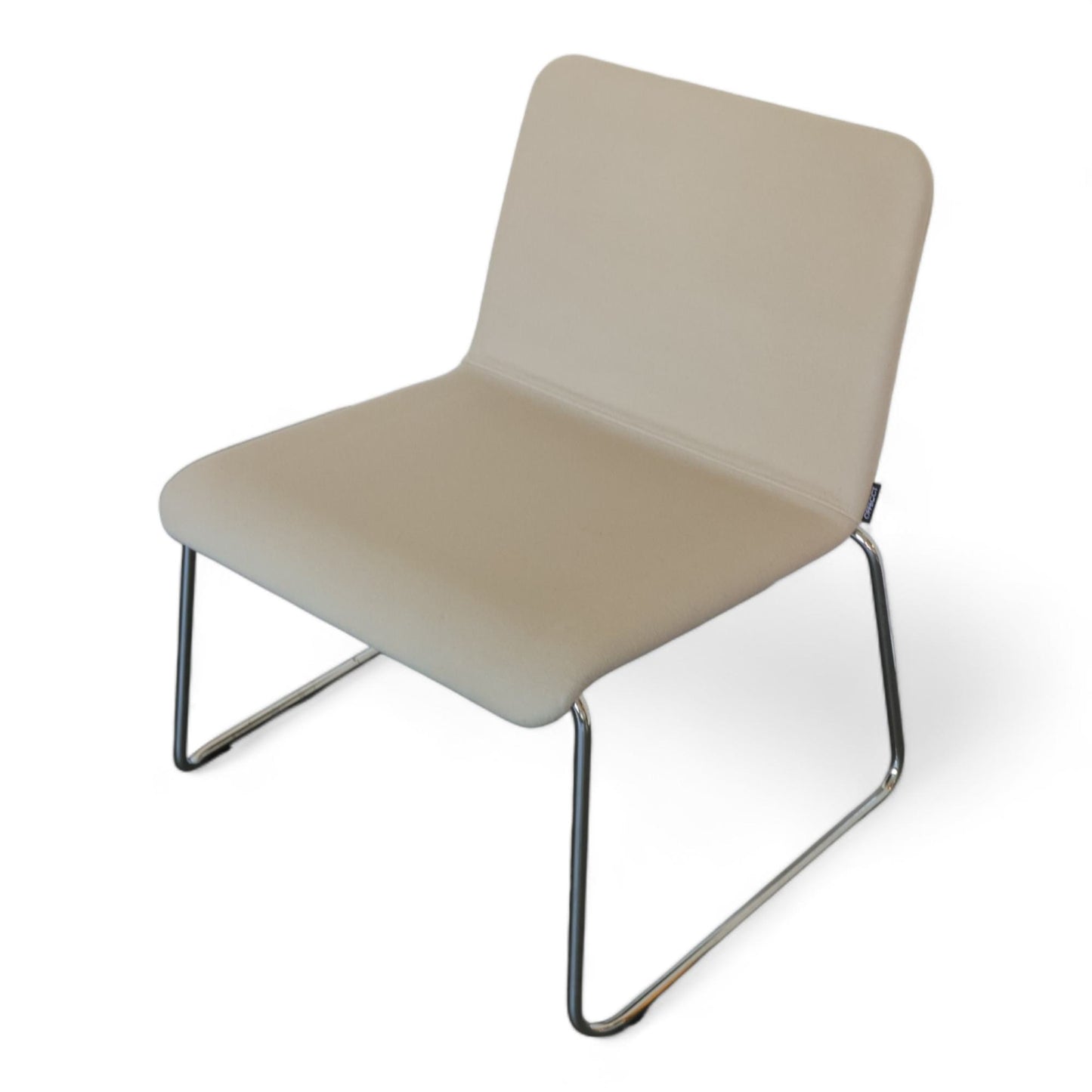 Offecct loungestol med lav rygg i lys grå/beige tekstil