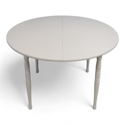 Hvitt rundt spisebord i tre med ileggsplate ø1120cm
