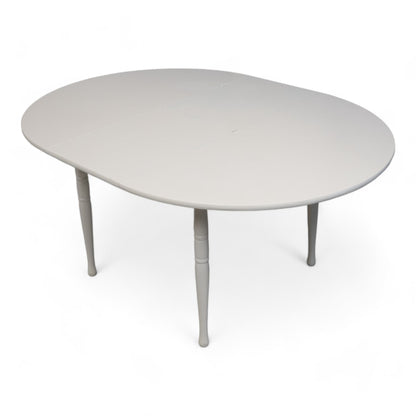 Hvitt rundt spisebord i tre med ileggsplate ø1120cm