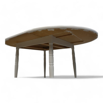 Hvitt rundt spisebord i tre med ileggsplate ø1120cm