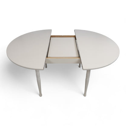 Hvitt rundt spisebord i tre med ileggsplate ø1120cm