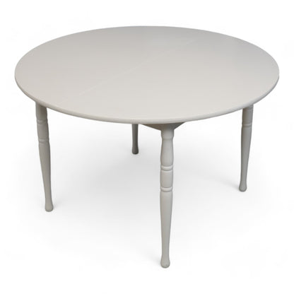 Hvitt rundt spisebord i tre med ileggsplate ø1120cm