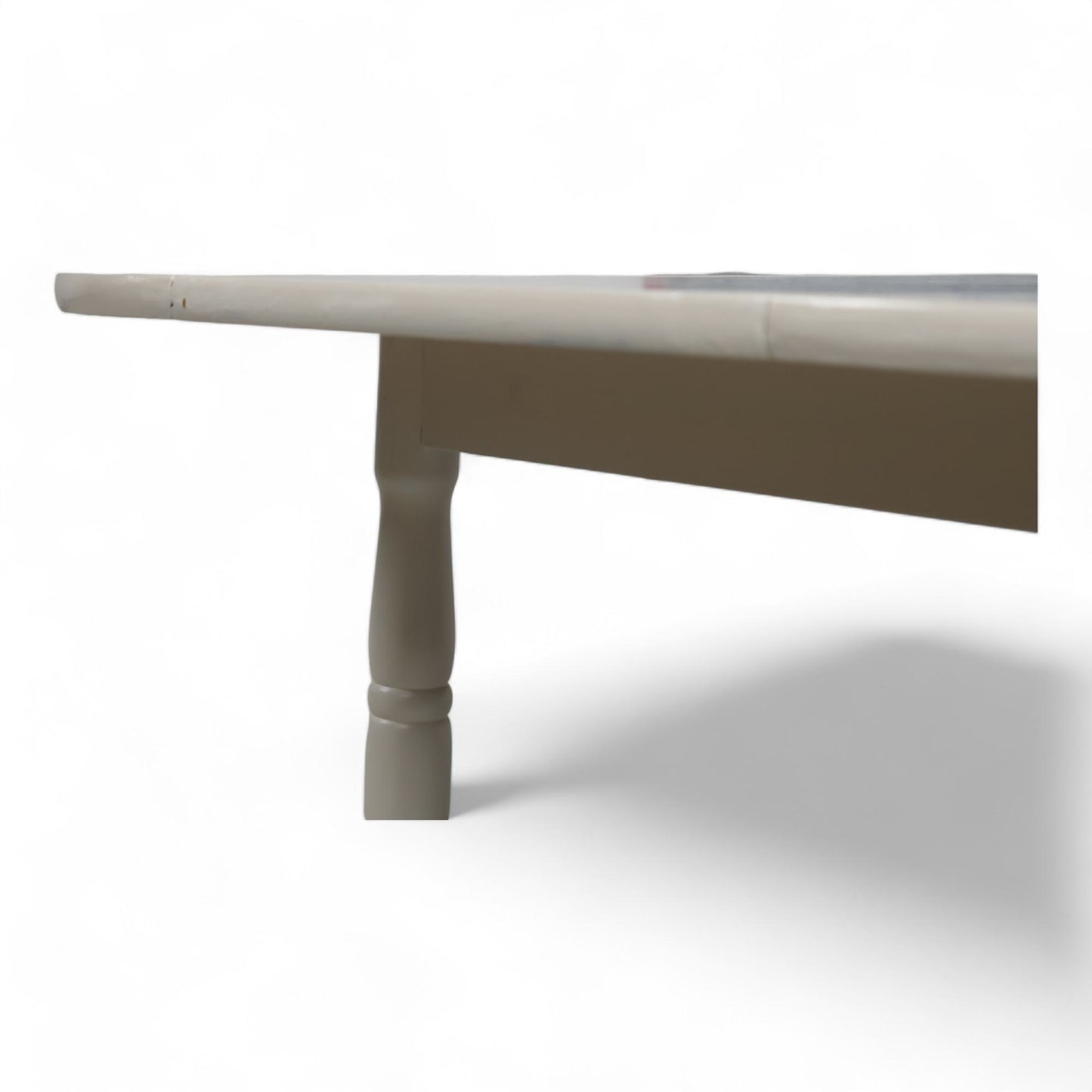 Hvitt rundt spisebord i tre med ileggsplate ø1120cm