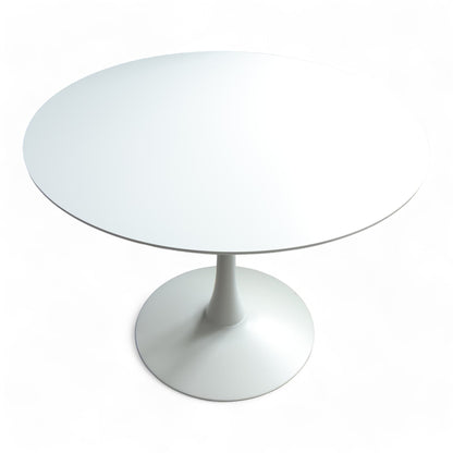 Rundt hvitt spisebord