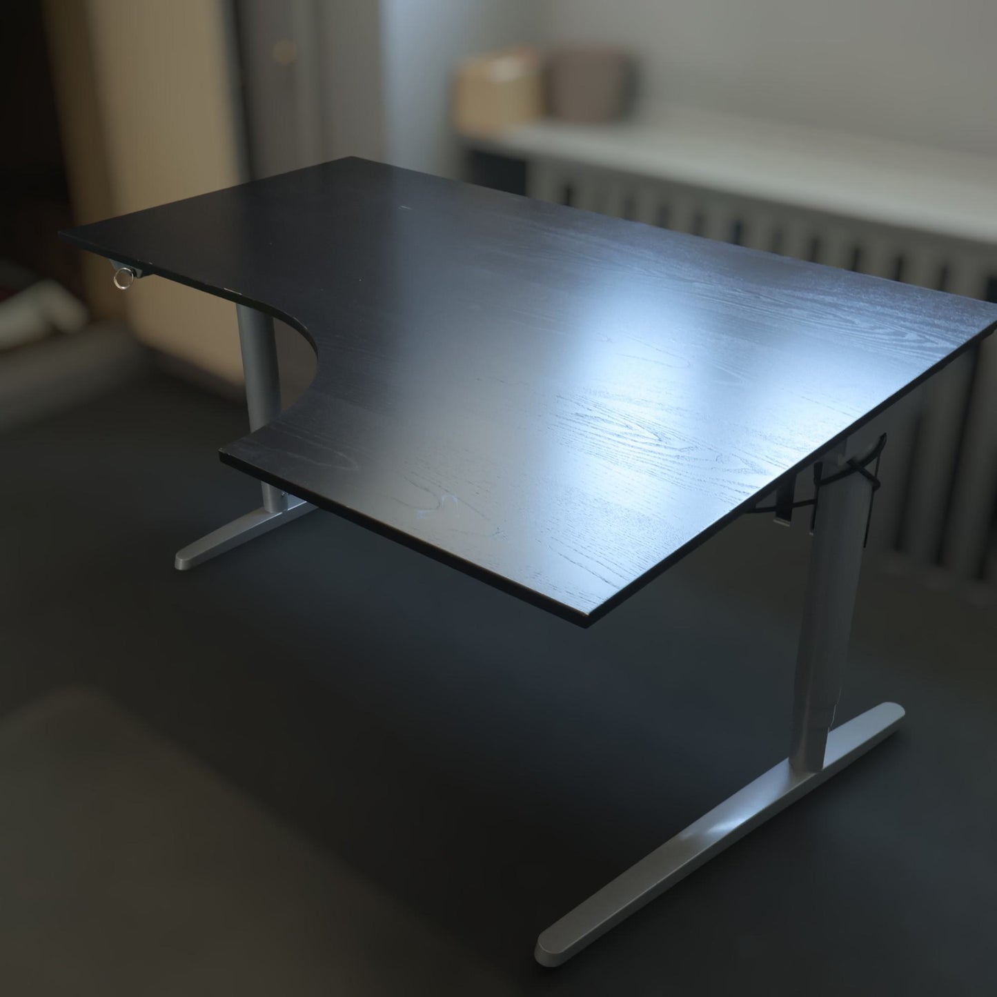 160x120cm Elektrisk hev/senk skrivebord med høyresving og grå bein