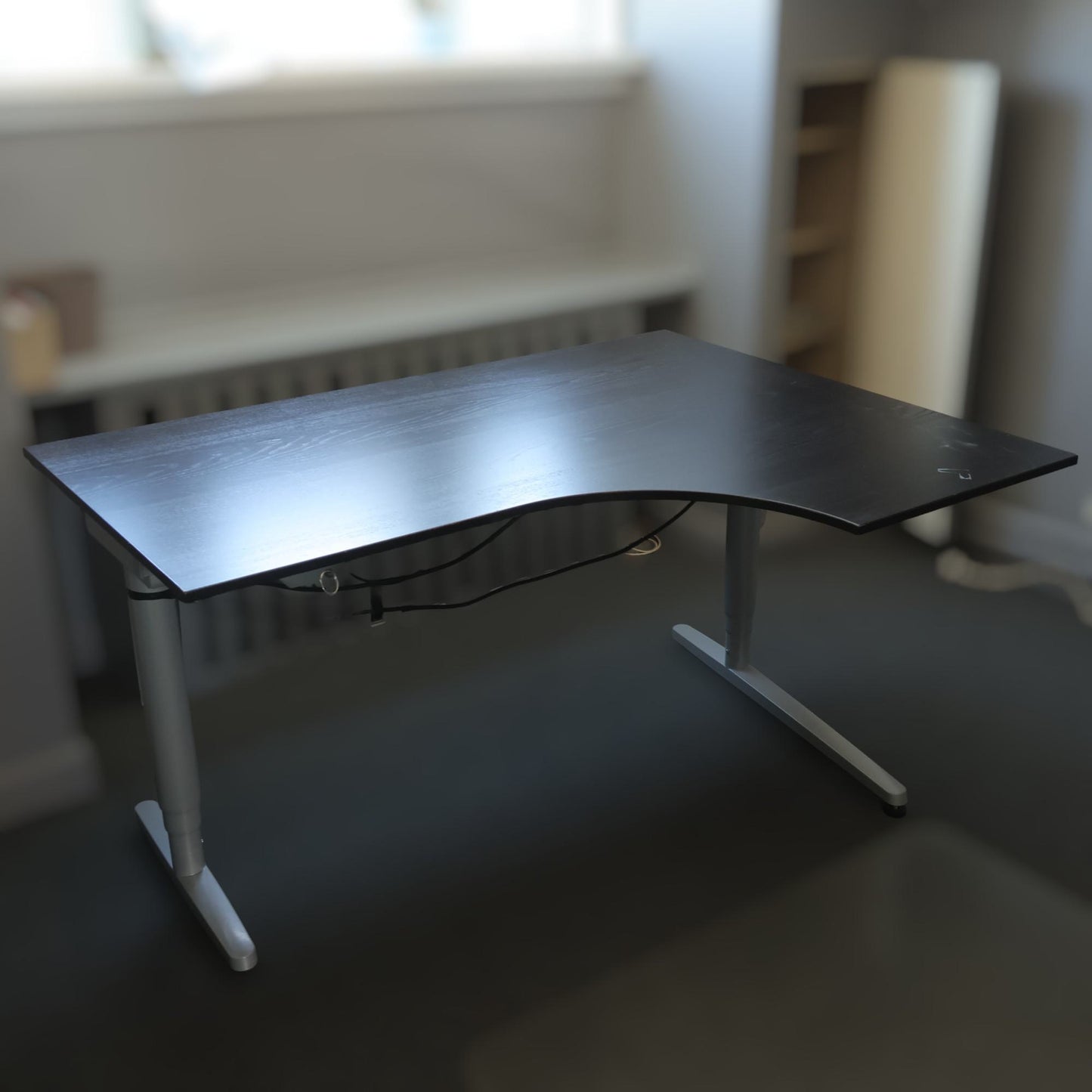 160x120cm Elektrisk hev/senk skrivebord med høyresving og grå bein