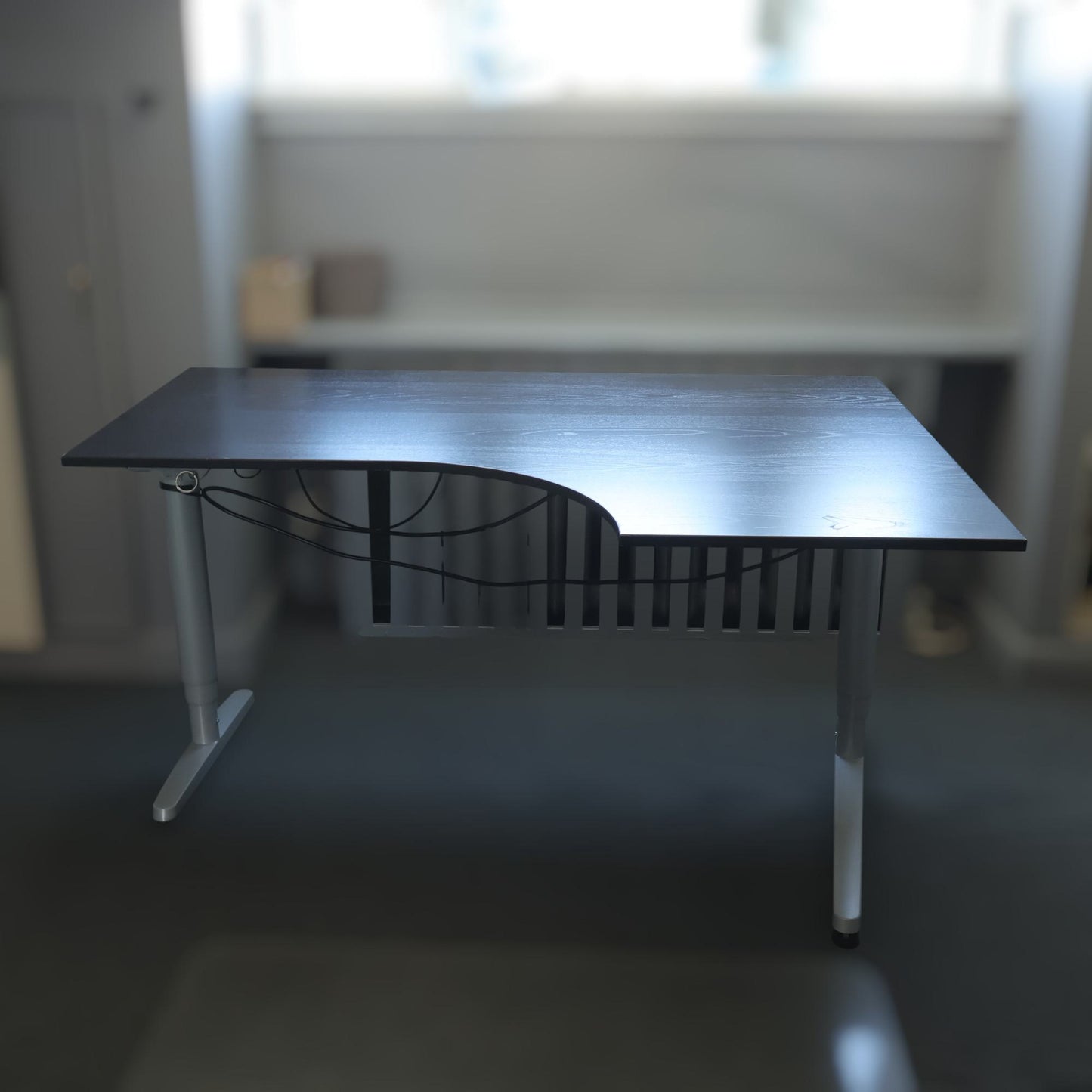 160x120cm Elektrisk hev/senk skrivebord med høyresving og grå bein