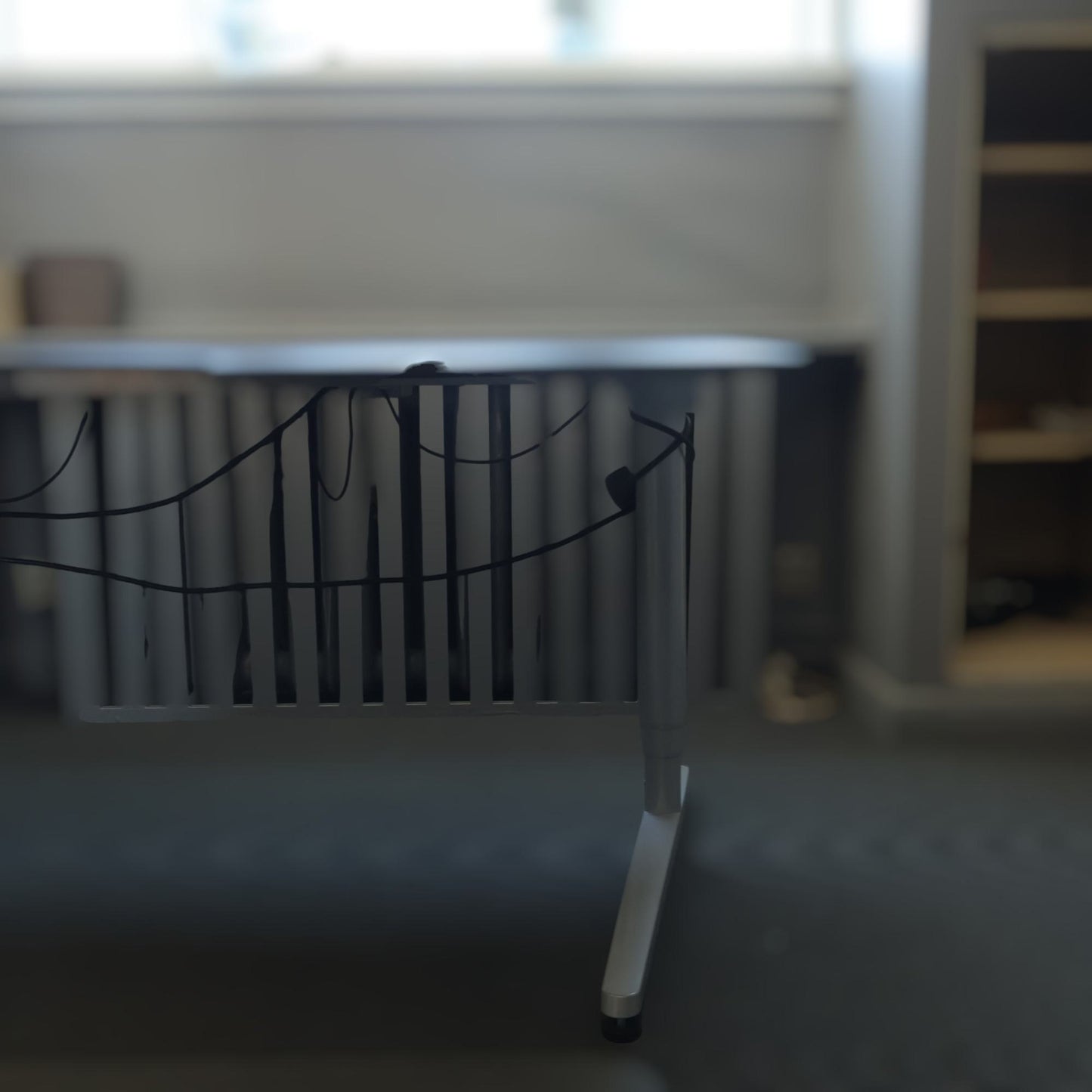 160x120cm Elektrisk hev/senk skrivebord med høyresving og grå bein