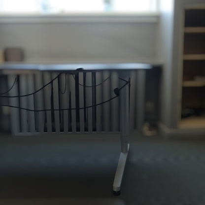 160x120cm Elektrisk hev/senk skrivebord med høyresving og grå bein