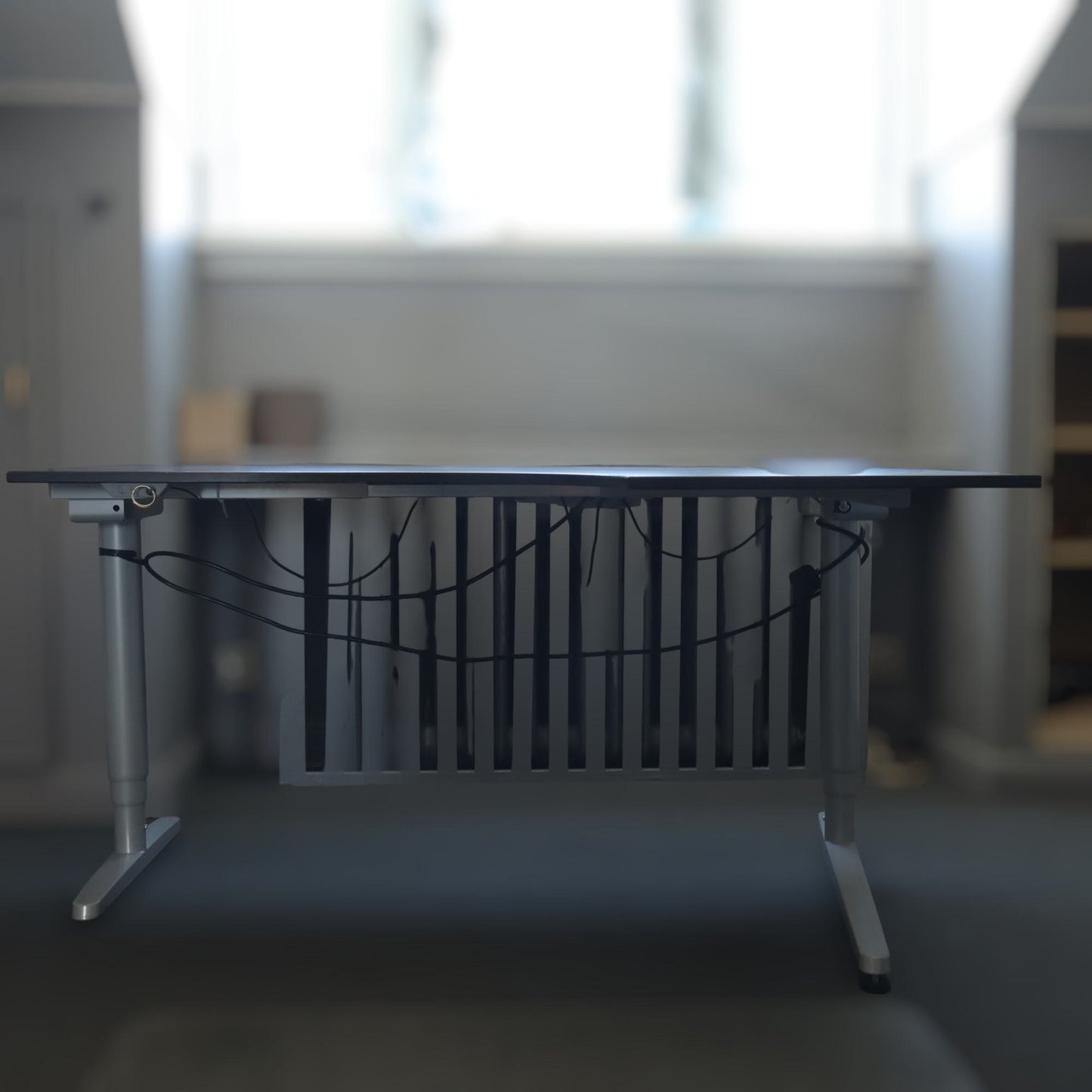 160x120cm Elektrisk hev/senk skrivebord med høyresving og grå bein