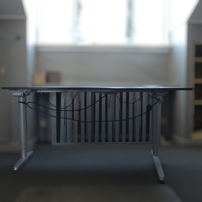 160x120cm Elektrisk hev/senk skrivebord med høyresving og grå bein