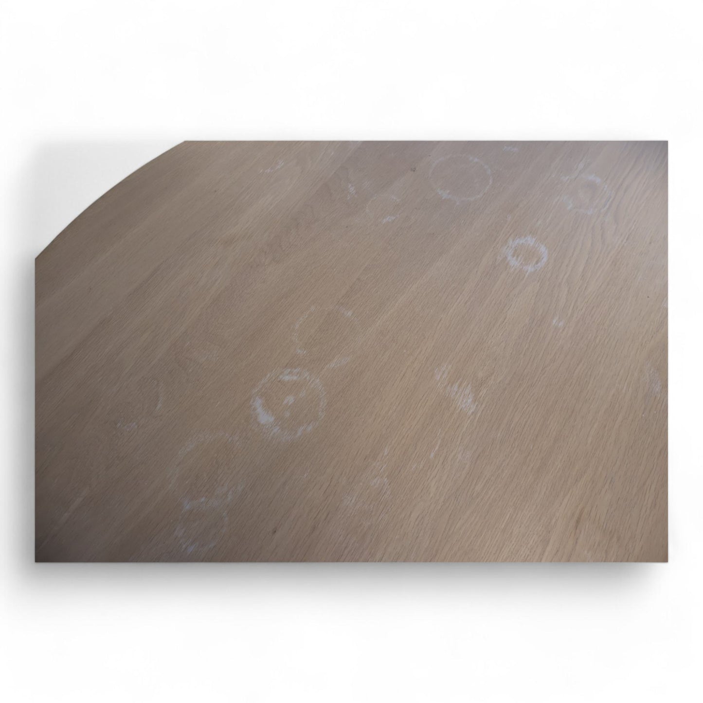 Rundt spisebord i lyst tre fra Jysk