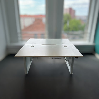 Hvit hev/senk dobbel skrivebordsstasjon