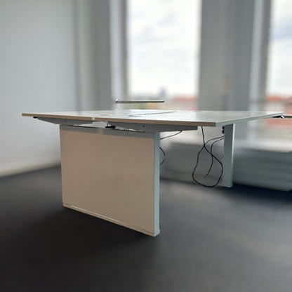 Hvit hev/senk dobbel skrivebordsstasjon