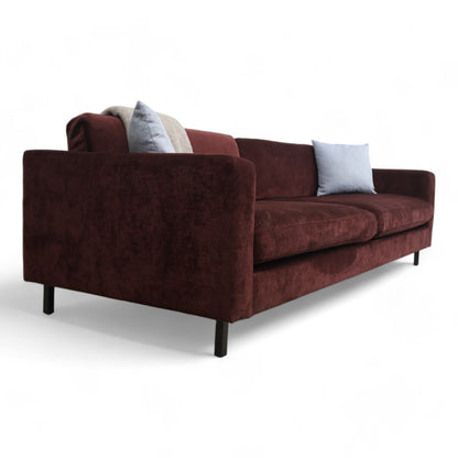Nyrenset | Skeidar Time 3-seter sofa i burgunder tekstil