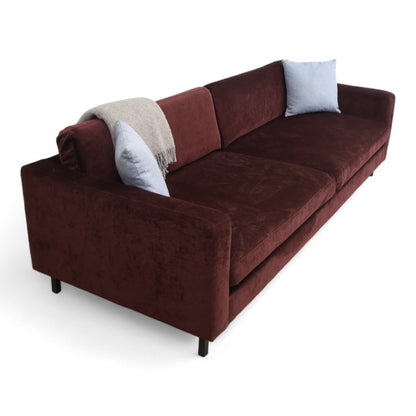 Nyrenset | Skeidar Time 3-seter sofa i burgunder tekstil