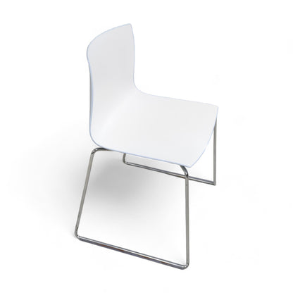 Møtestoler med blå rygg fra Arper