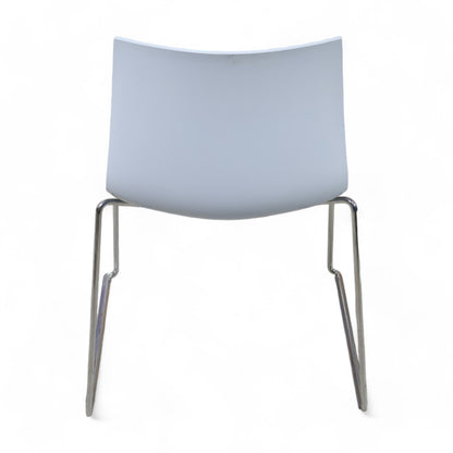 Møtestoler med blå rygg fra Arper